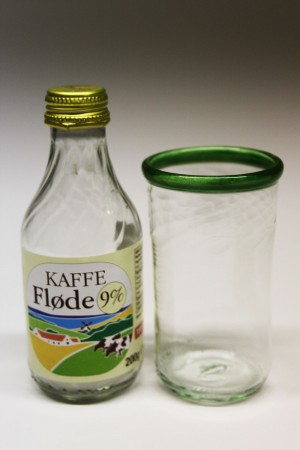 Mælkeflaske upcycled til drikkeglas