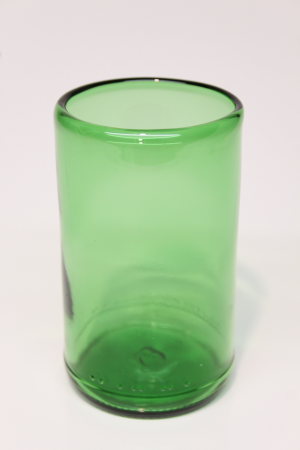 Drikkeglas af grøn flaske