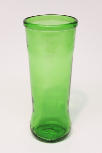 Drikkeglas af grøn flaske