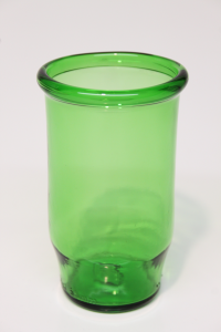 Drikkeglas med rund kant lavet af grøn flaske